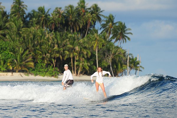 playground-surf-mentawai-surftrip-surfinggirl-couplesurfing