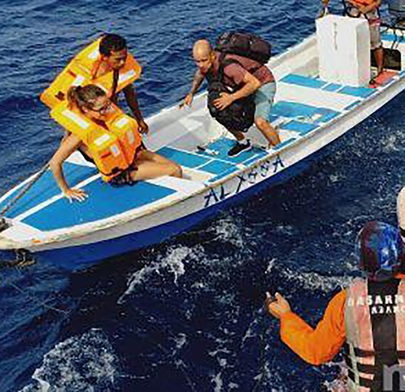Tourists being rescued after their boat sinks in Mentawai.