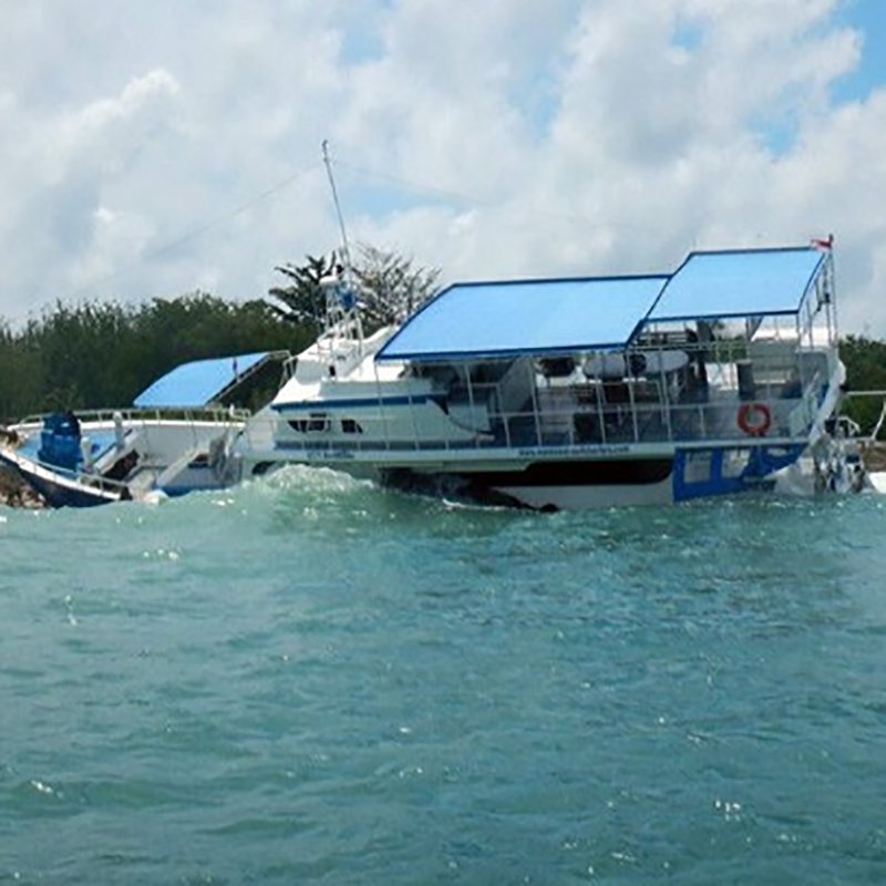 Tourist boats sinking in Mentawai